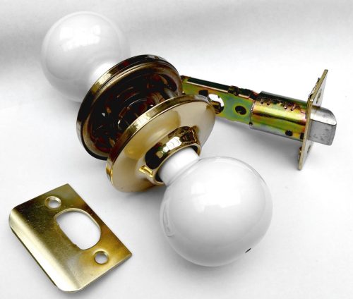 Gomboszár 2903  WC záras fehér gomb pár - réz körcímke